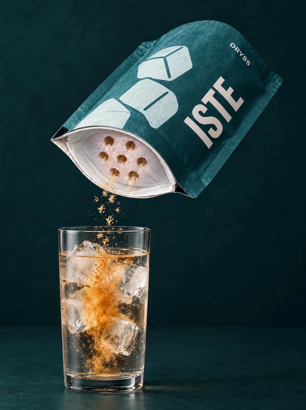 DRYSS ISTE-pose som drysser pulver i glass eller kopp