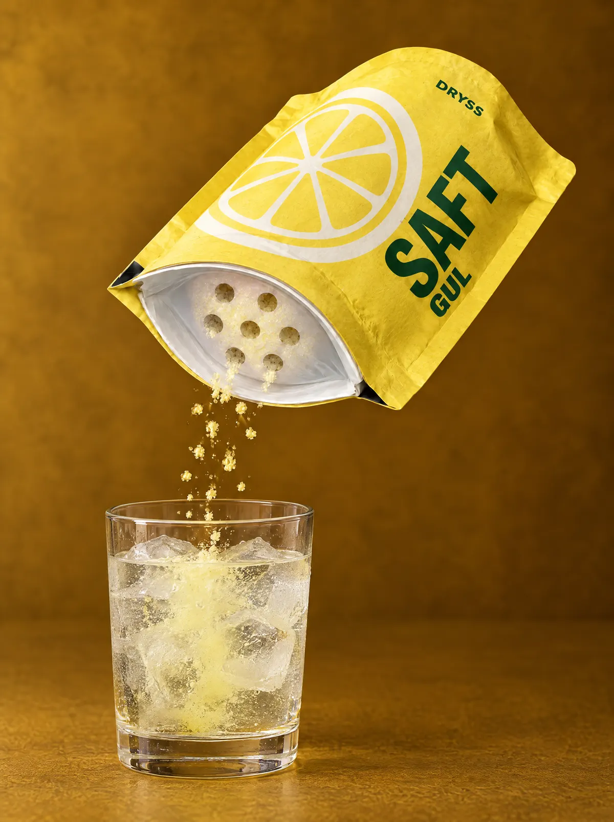 DRYSS SAFT GUL-pose som drysser pulver i glass eller kopp